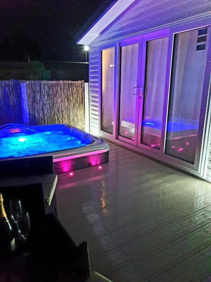 Premium Accommodation With Luxury Hot-Tub And Decking Area, Near Fantasy Island Ingoldmells Ngoại thất bức ảnh