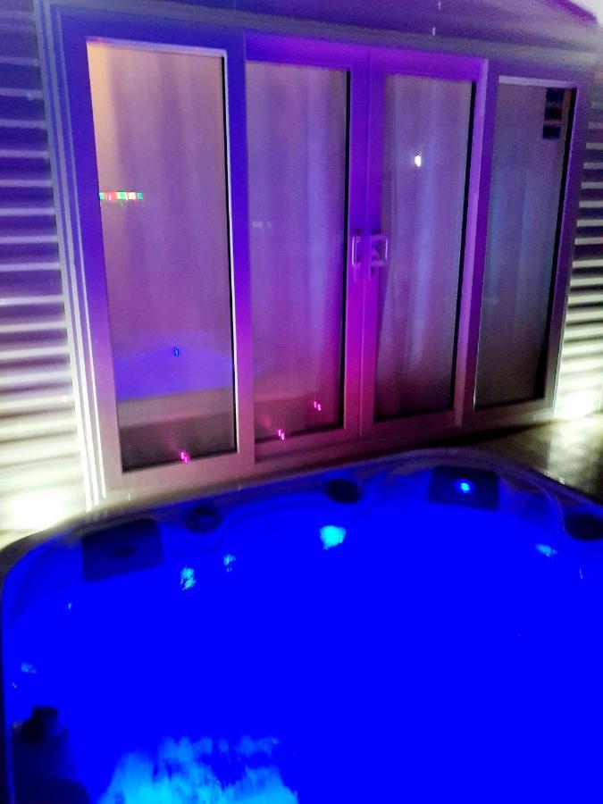 Premium Accommodation With Luxury Hot-Tub And Decking Area, Near Fantasy Island Ingoldmells Ngoại thất bức ảnh