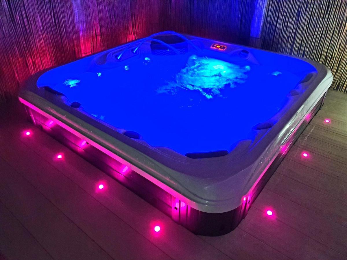 Premium Accommodation With Luxury Hot-Tub And Decking Area, Near Fantasy Island Ingoldmells Ngoại thất bức ảnh