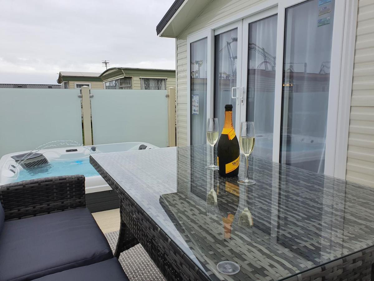 Premium Accommodation With Luxury Hot-Tub And Decking Area, Near Fantasy Island Ingoldmells Ngoại thất bức ảnh