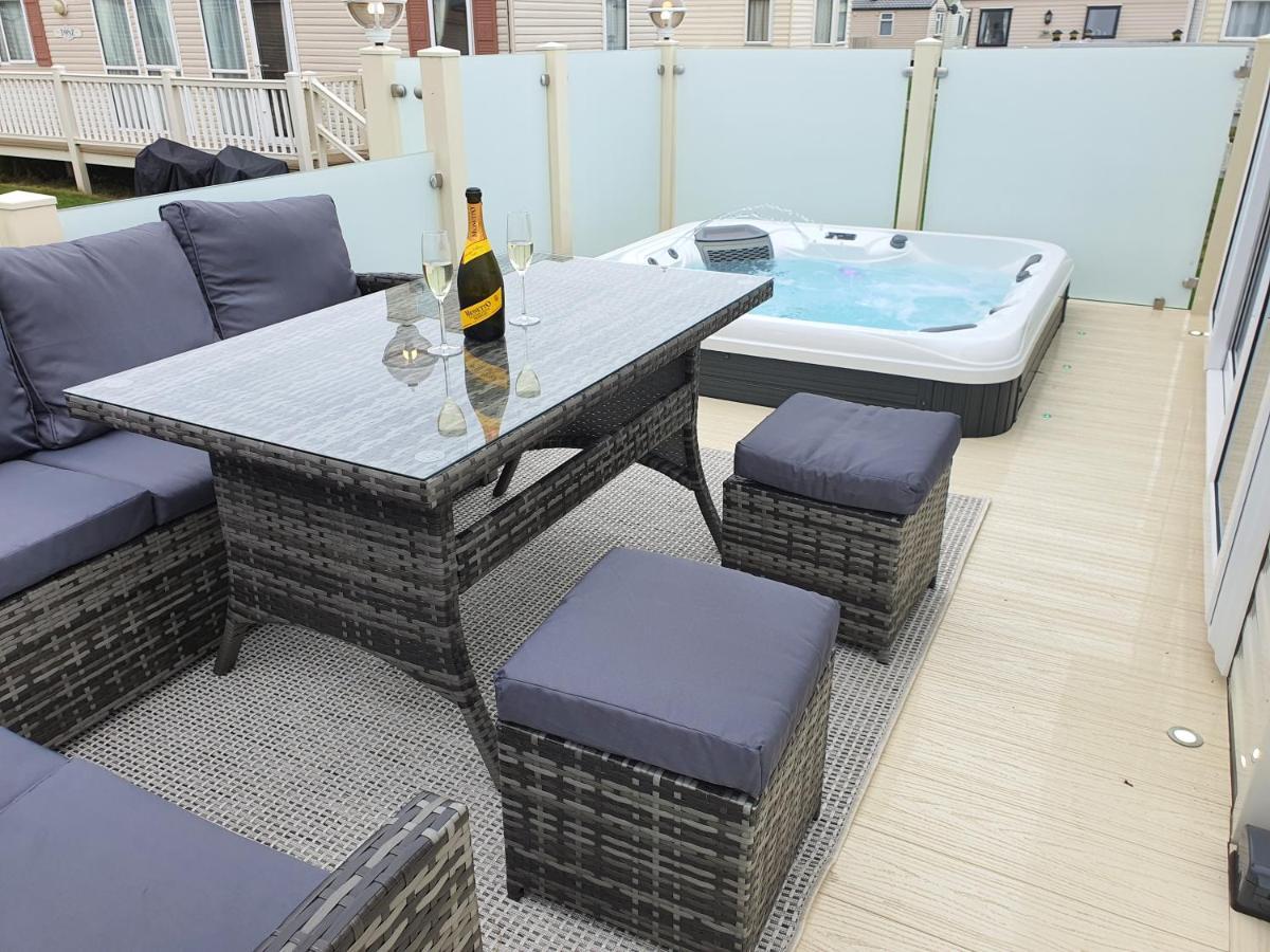 Premium Accommodation With Luxury Hot-Tub And Decking Area, Near Fantasy Island Ingoldmells Ngoại thất bức ảnh
