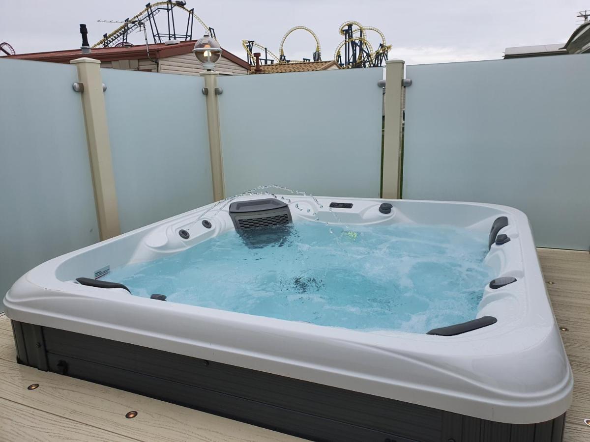 Premium Accommodation With Luxury Hot-Tub And Decking Area, Near Fantasy Island Ingoldmells Ngoại thất bức ảnh