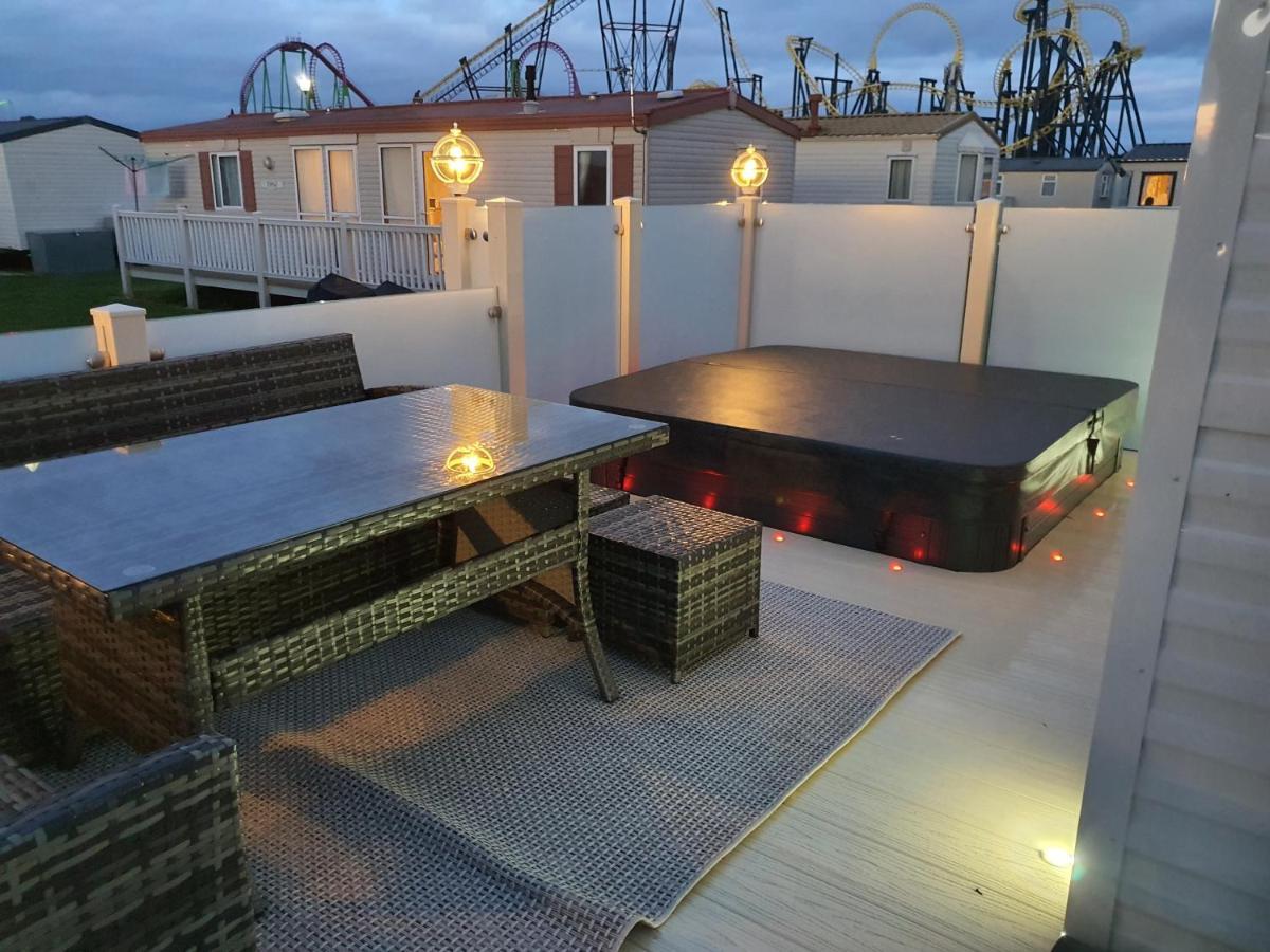 Premium Accommodation With Luxury Hot-Tub And Decking Area, Near Fantasy Island Ingoldmells Ngoại thất bức ảnh