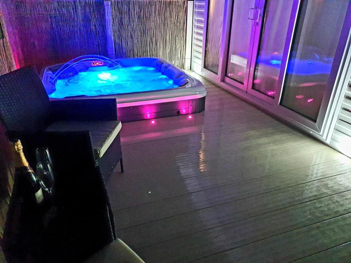 Premium Accommodation With Luxury Hot-Tub And Decking Area, Near Fantasy Island Ingoldmells Ngoại thất bức ảnh