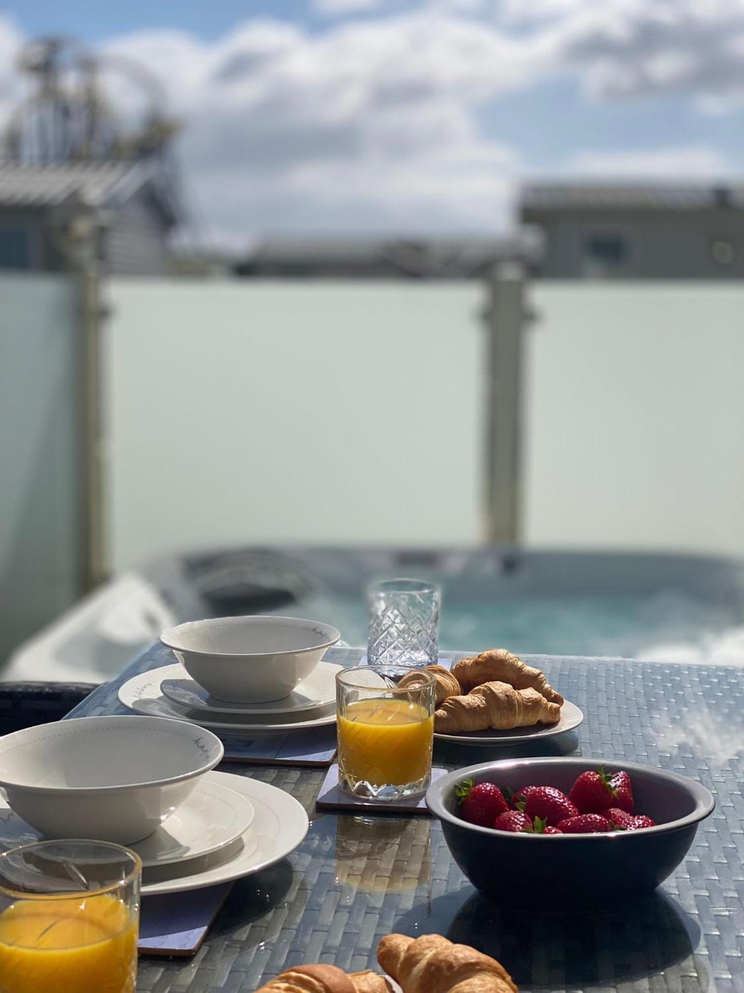 Premium Accommodation With Luxury Hot-Tub And Decking Area, Near Fantasy Island Ingoldmells Ngoại thất bức ảnh